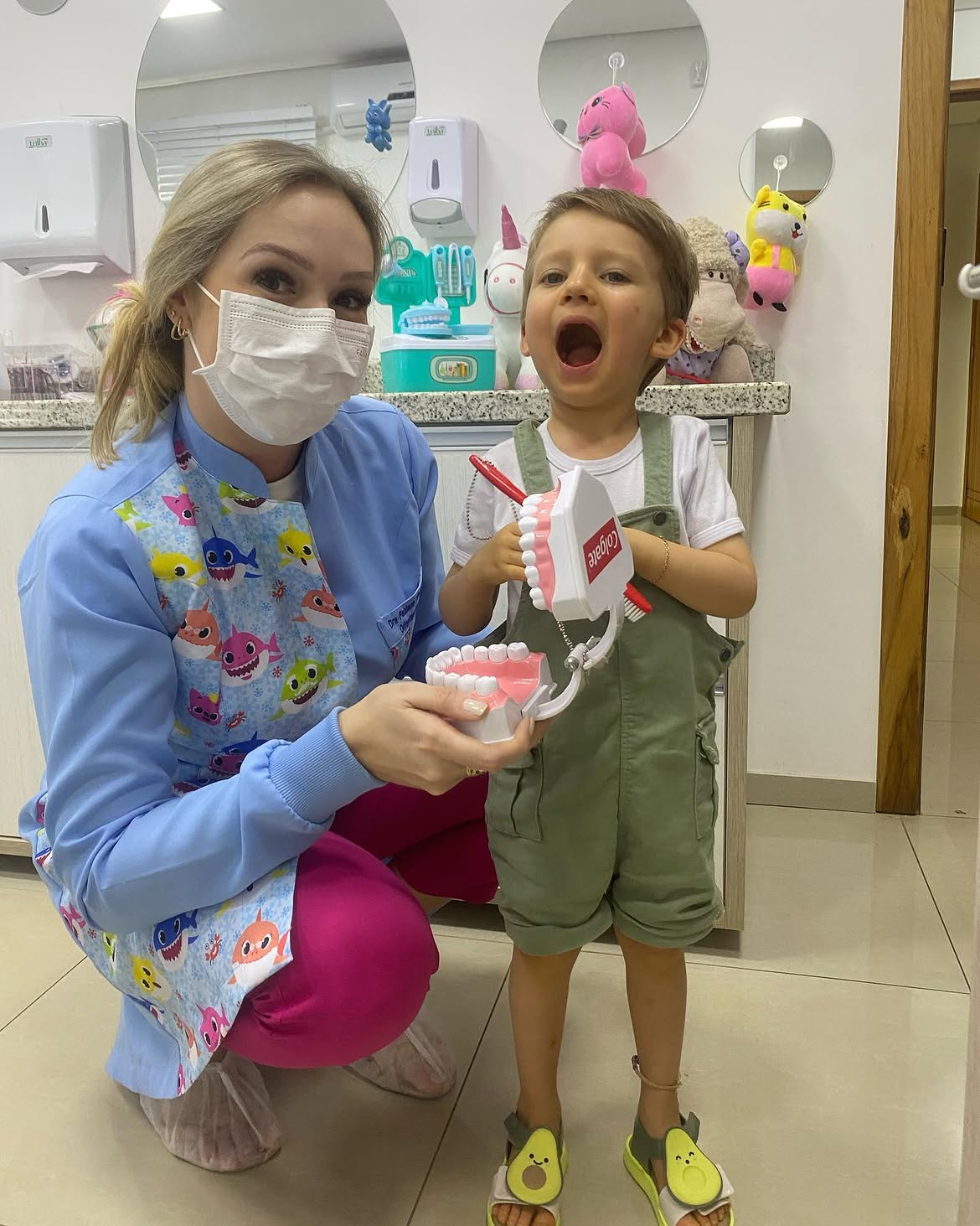 Dra. Fabiane ensinando escovação para criança