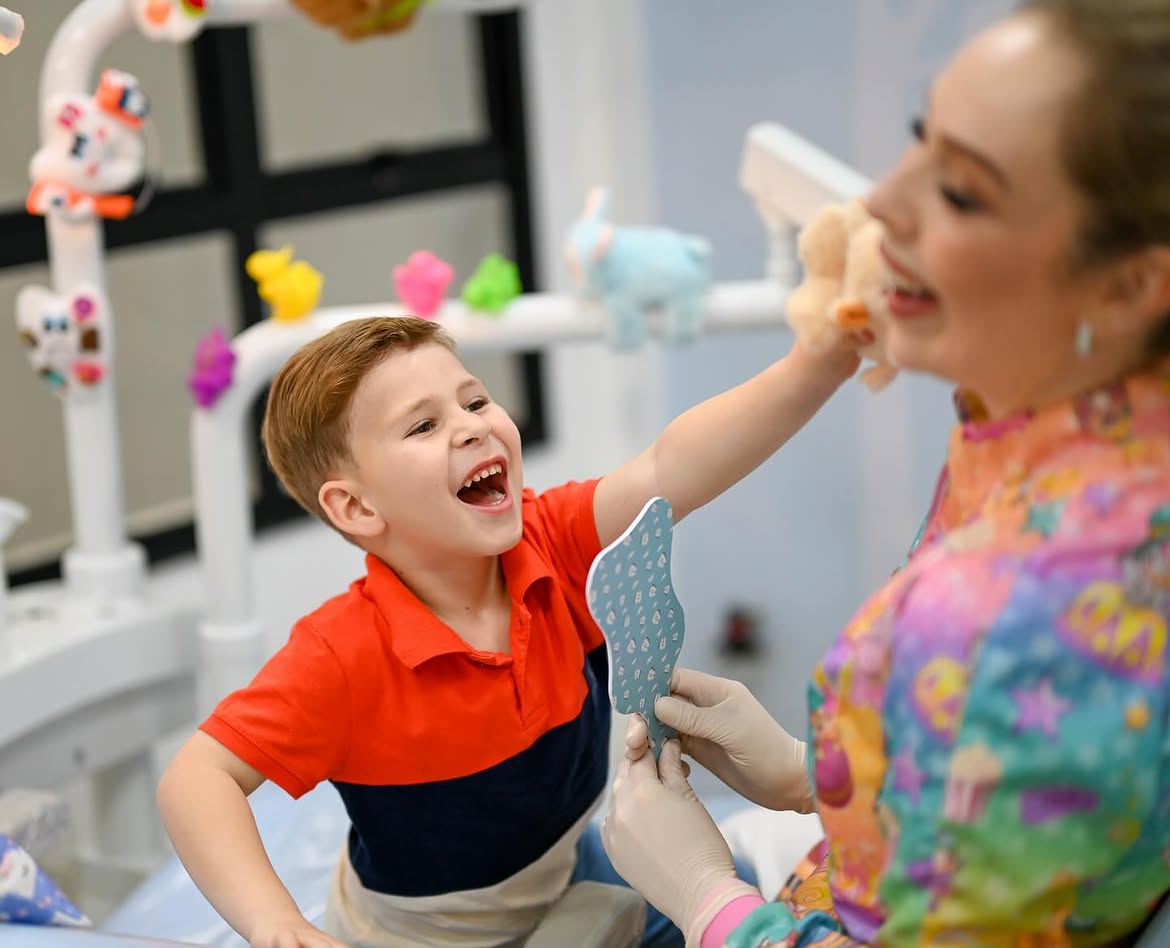 Criança brincando com fantoche durante consulta