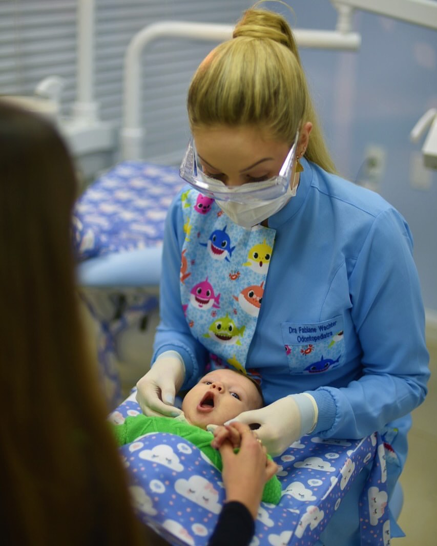 Dra. Fabiane examinando bebê